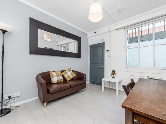 Fantastic 4 bedroom apartment in Russell Square — забронировать отель в Лондоне