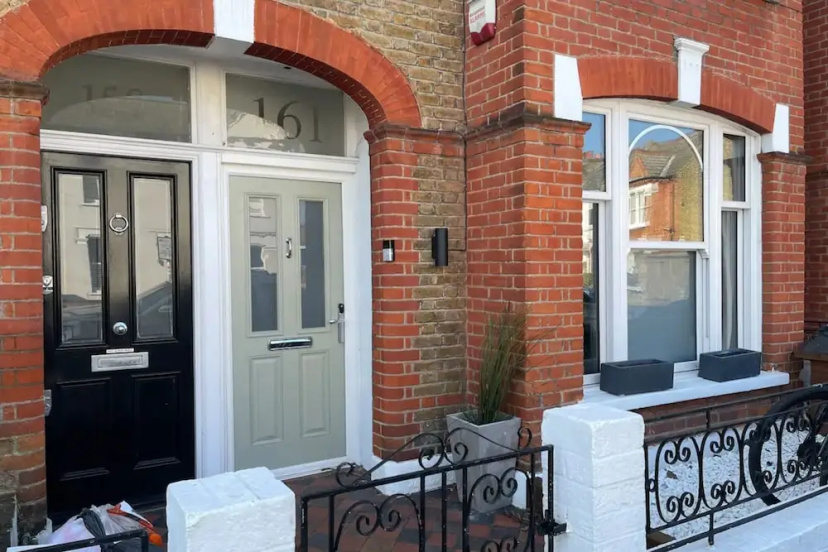 Lovely 2 Bedroom Apartment Close to Putney Riverside — отель с удобствами в Лондоне