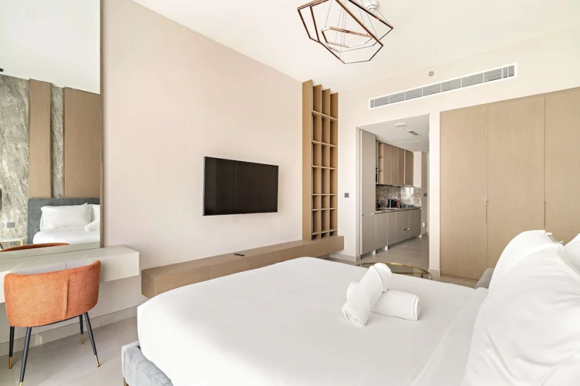 Modern Studio With Rooftop Pool and gym in JVC — отель с удобствами в Дубае