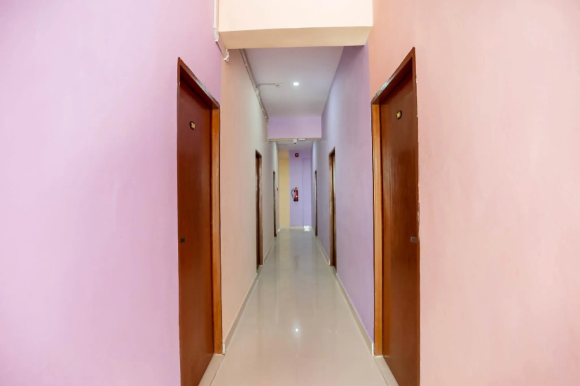 OYO Flagship 65569 Hotel Yash Takrohi Rd - Hotel in Λάκναου - Photo 1