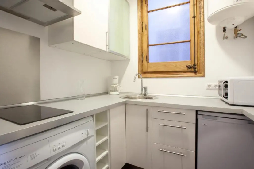 Classic and cozy Apartment just by Sagrada Familia with AC and balcony — забронировать отель в Барселоне