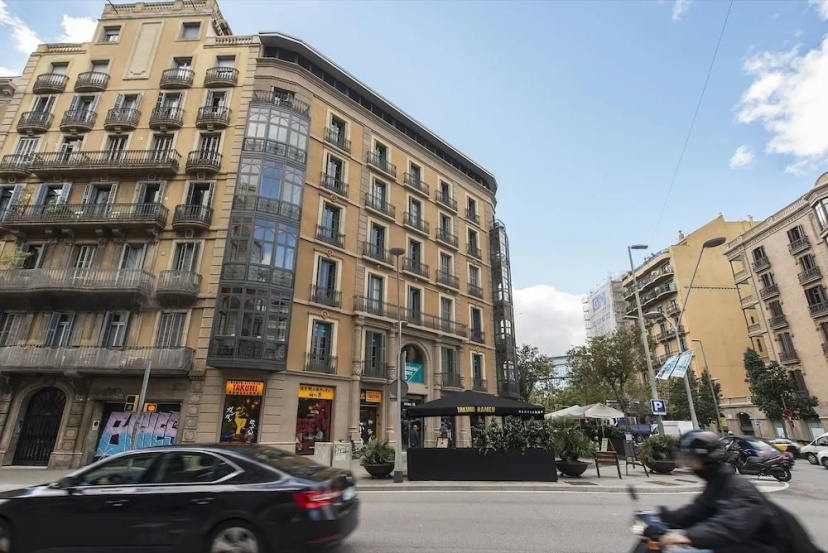 Luxe Suites Apartments — отель с удобствами в Барселоне