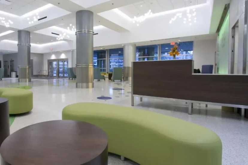 Miami International Airport Hotel — забронировать отель в Майами
