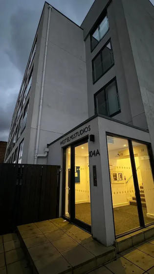 Boutique-style Apartment Near Central London — отель с удобствами в Лондоне