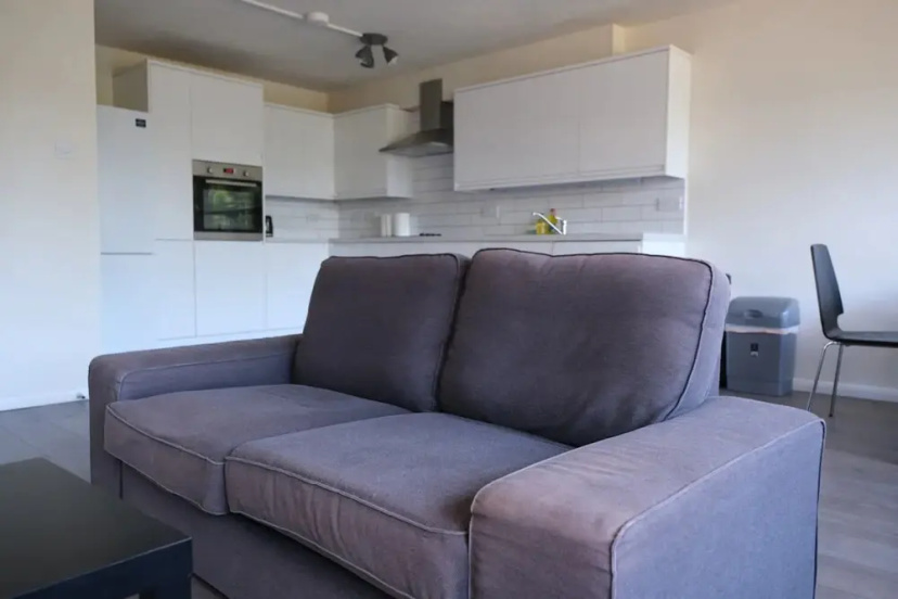 Spacious 3 Bedroom Apartment in Battersea With Terrace — отель с удобствами в Лондоне