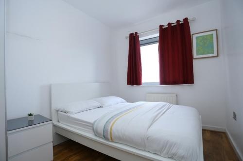 Lovely 2 bed 2 toilet Hill House river view apartment — отель с удобствами в Лондоне