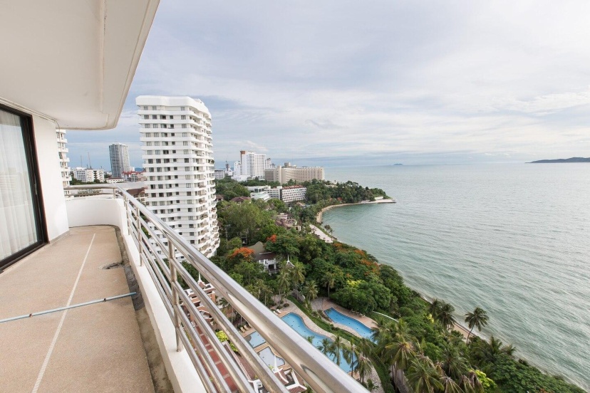 Цены на Spacious 4 BR with spectacular ocean & city view в Паттайе