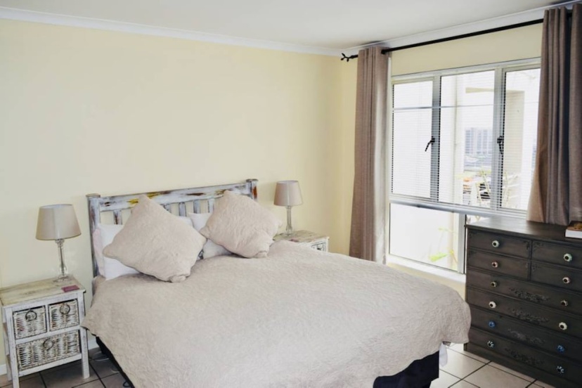 Цены на Bright Studio Apartment in Devils Peak в Кейптауне