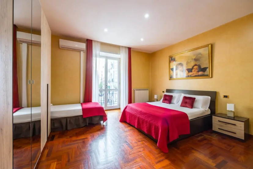 Yellow City Apartment by Wonderful Italy — отель с удобным расположением в Неаполе
