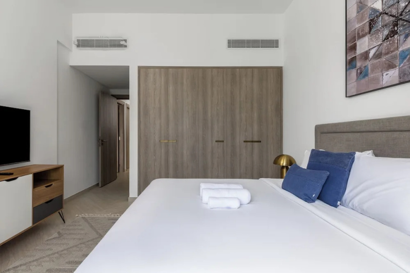 Waves - Luxurious Comfort with City Views in Oxford 212 — отель с удобным расположением в Дубае
