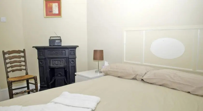 Victorian 2 Bed Flat Vauxhall Park — отель с удобствами в Лондоне