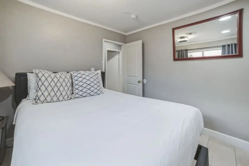 Las Vegas - 5 Mins From The Strip 4 Bedroom Home by RedAwning — комфортный отель в Лас Вегасе
