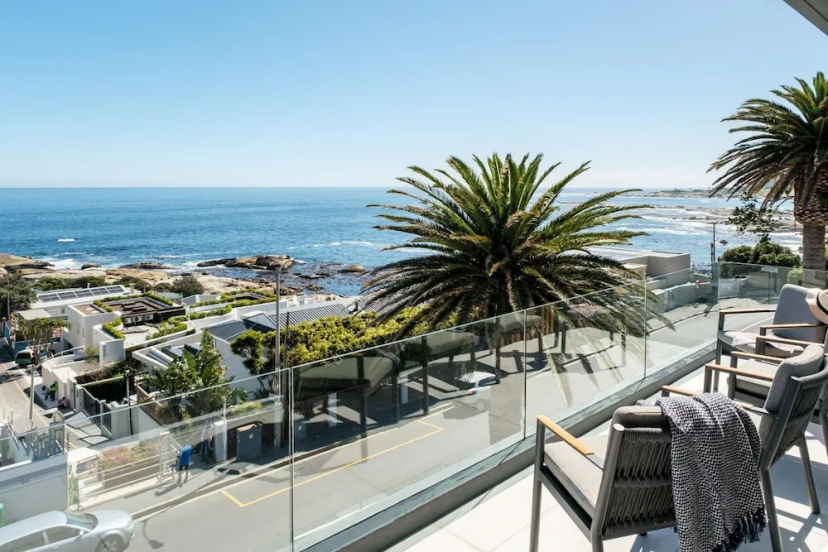 Sea View 3bed Camps Bay Apt Sapphire Tide Pad — отель с удобствами в Кейптауне
