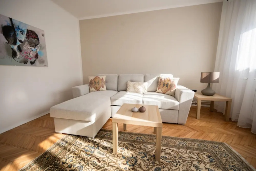 Цены на Sunny 1bdr Apartment Near City Center в Сараево