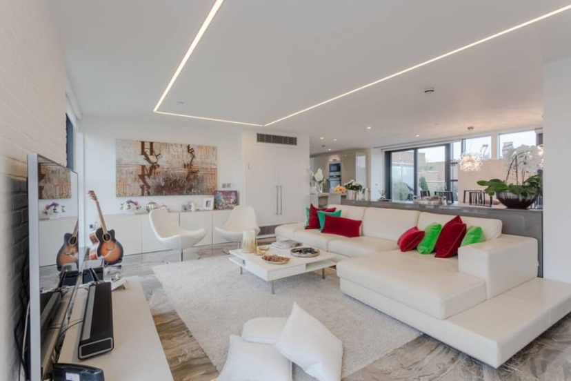 2 Bedroom Penthouse Apartment in Pimlico — отель с удобным расположением в Лондоне