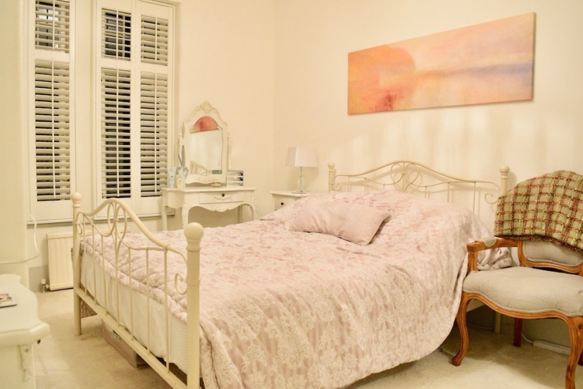 1 Bedroom Flat in West Kensington — забронировать отель в Лондоне