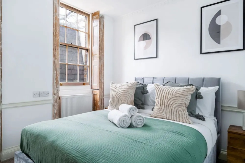 Elegant 2BR 2BA with Patio in Kennington — комфортный отель в Лондоне