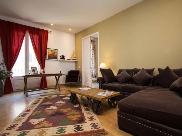 Apartamento Deluxe de Tres Habitaciones — комфортный отель в Барселоне