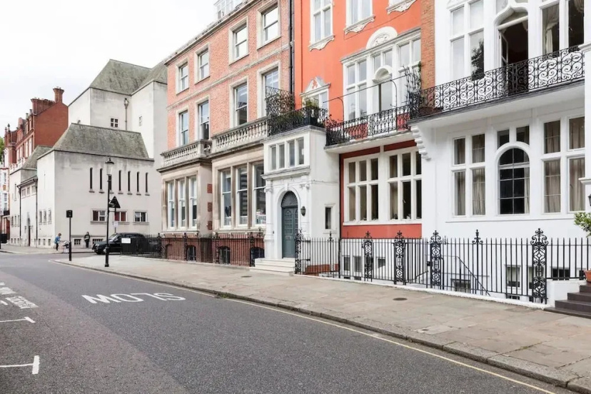 Knightsbridge Central 4th Floor Walk up- Penthouse — отель в Лондоне, Соединенное Королевство