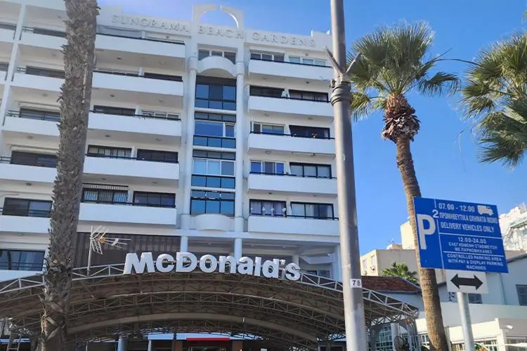 Merab Holidays Apartment Sunorama Beach Gardens 402 — отель с удобствами в Ларнака
