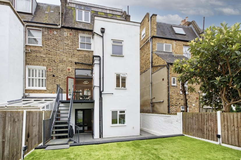 Beautiful Battersea Garden Flat by Underthedoormat — отель с удобным расположением в Лондоне