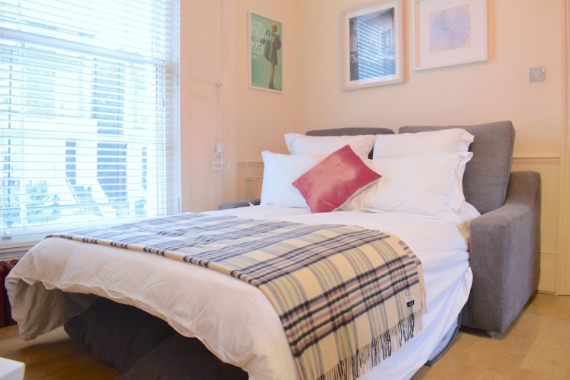 Studio Apartment in Camden Sleeps 2 — отель с удобствами в Лондоне