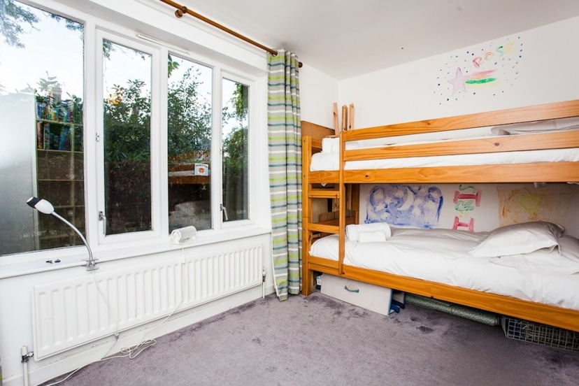 Charming Peaceful 2 Bed with Parking and Garden — отель в Лондоне, Соединенное Королевство
