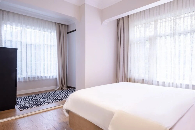 Vibrant Flat Close to Zorlu Center With Backyard — отель с удобным расположением в Стамбуле