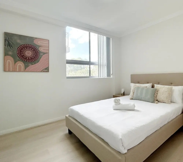 Цены на Kozyguru | Homebush West | 3Bed 2Bath Apt +Parking в Сиднее