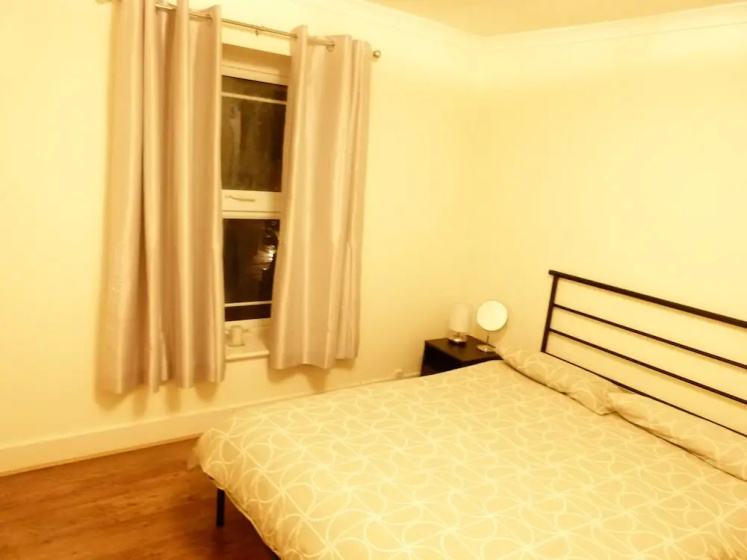 SS Property Hub - Large Canary Wharf Family Apartment — комфортный отель в Лондоне