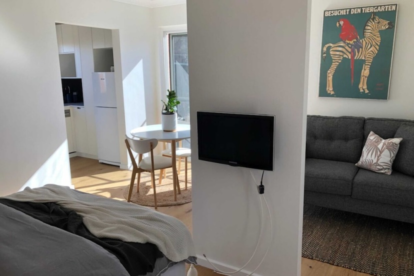 Цены на Sun-drenched 1 Bed Studio Apartment In Newtown в Сиднее