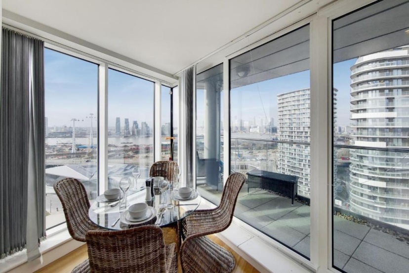 Deluxe three bedroom Apartment by London ExCeL Stays — отель с удобствами в Лондоне