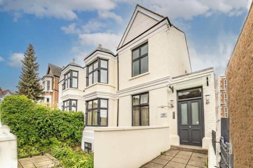 Цены на 1 Bedroom Flat in Well Connected Part of London в Лондоне