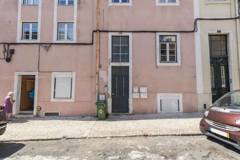 Цены на Sunny & Quiet Lisbon Apartment в Лиссабоне