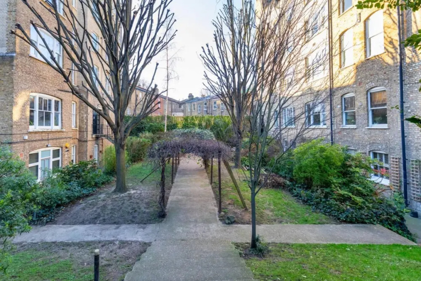 Tastefully Curated Mezzanine Studio Flat Hackney! — отель с удобствами в Лондоне