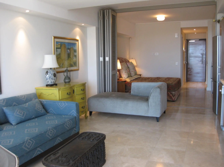 Цены на CQ    702 Canal Quays Apartment в Кейптауне