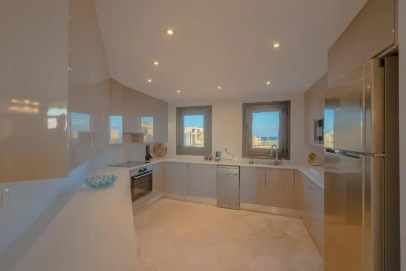 Heated Jacuzzi 2BR Apartment on Yacht view — отель с удобным расположением в эле