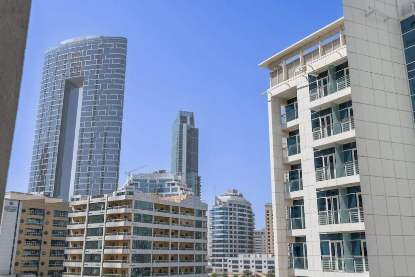 Lovely and Spacious 1BR in DEC Tower Near Marina Walk — забронировать отель в Дубае