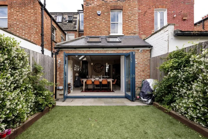 Spectacular Shepherds Bush Home Close to Westfield — комфортный отель в Лондоне