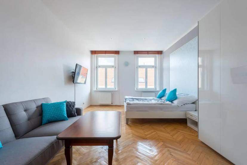 Bright apartment few steps from centre — забронировать отель в Праге