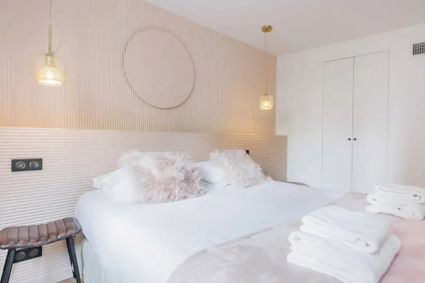 Lovely Apartment - 3br/6p - Canal St Martin — отель с удобствами в Париже