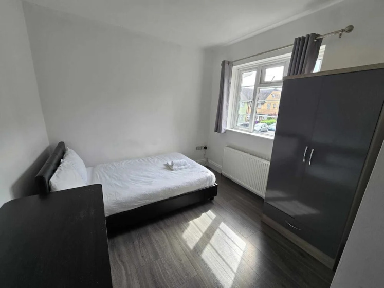 Room in Guest Room - Limehouse Townhomes- Modern Spacious Serviced En-suite Room With a Garden View — отель с удобным расположением в Лондоне