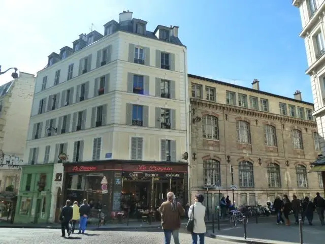 Appartement Montmartre — забронировать отель в Париже