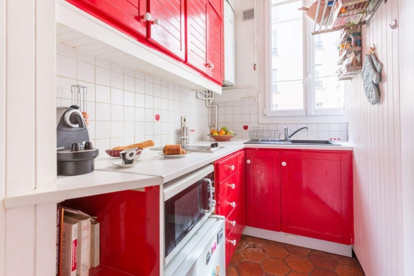 Very Comfortable and Authentic Apartment — забронировать отель в Париже