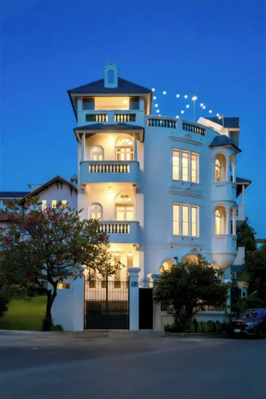 Lux white villa 9 Bedrooms — отель с удобным расположением в Хошимине