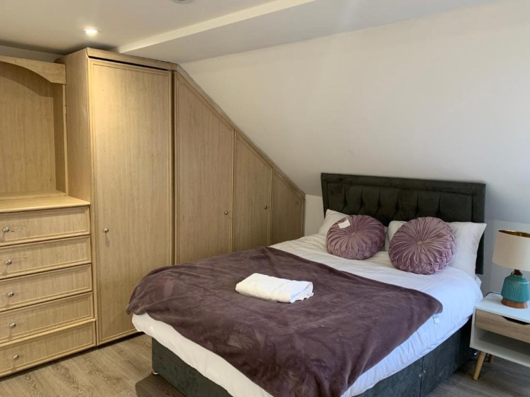 Beautiful 4 ensuite Bedroom House, Free wifi, parking, Family, Corporate, Contractors — отель с удобствами в Лондоне