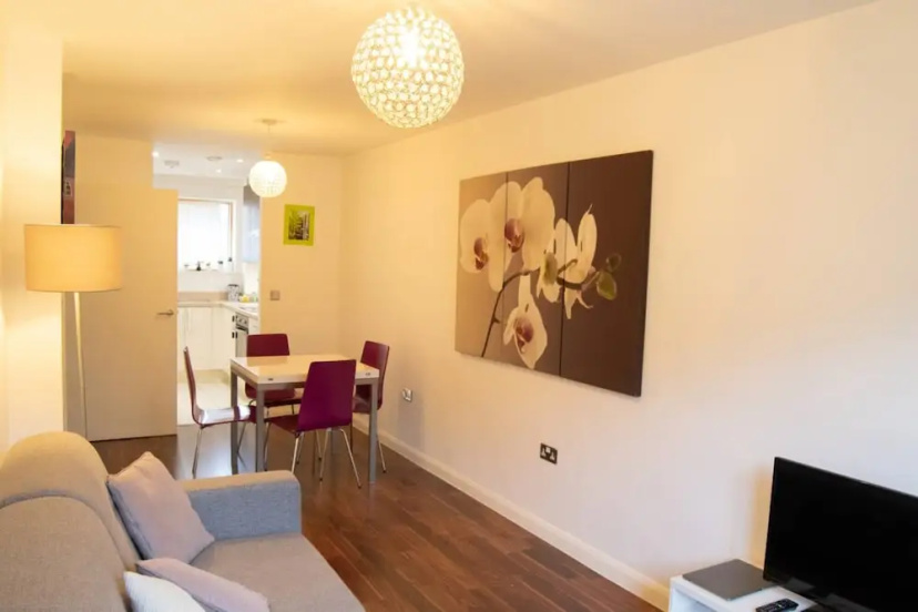 1 Bed Apartment With Balcony in Modern Development — отель с удобствами в Лондоне