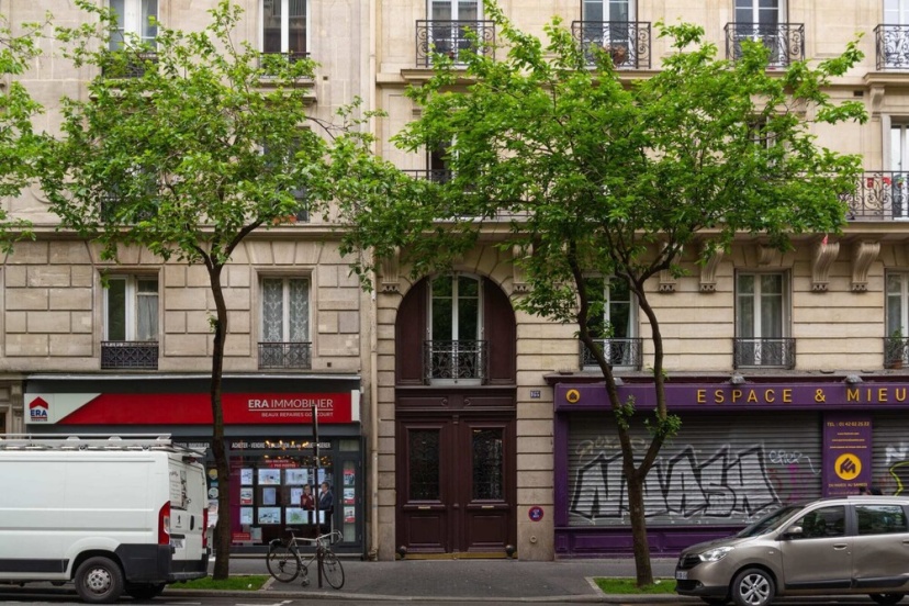 Typical Parisian Apartment Near "Le Palais des Glaces" — комфортный отель в Париже