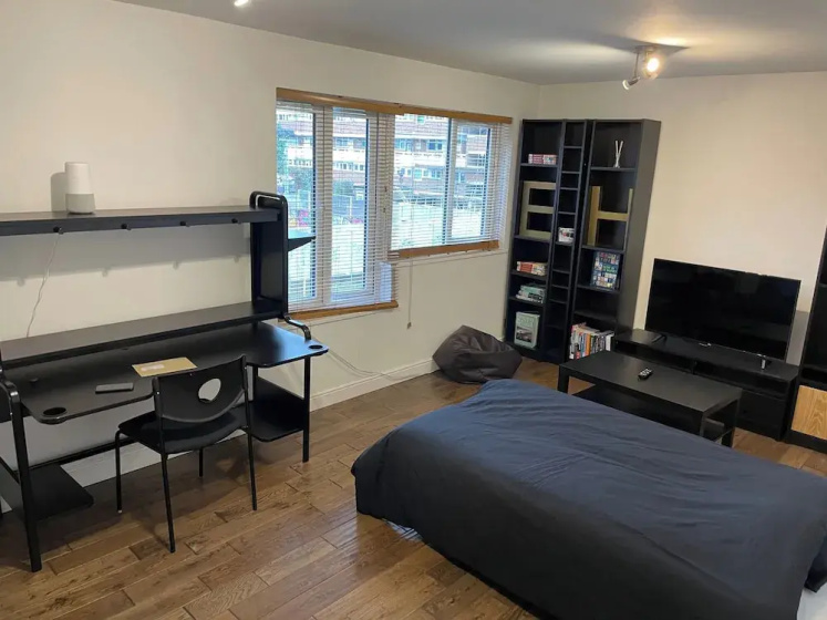London Apartment - Sleeps 3-city Escape- Balcony — отель с удобным расположением в Лондоне