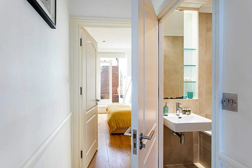 Charming One Bedroom Flat in Islington — забронировать отель в Лондоне
